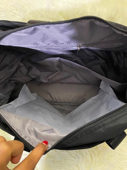 Bulto de viaje o gimnasio, negro con varios compartimentos y lazo adicional
