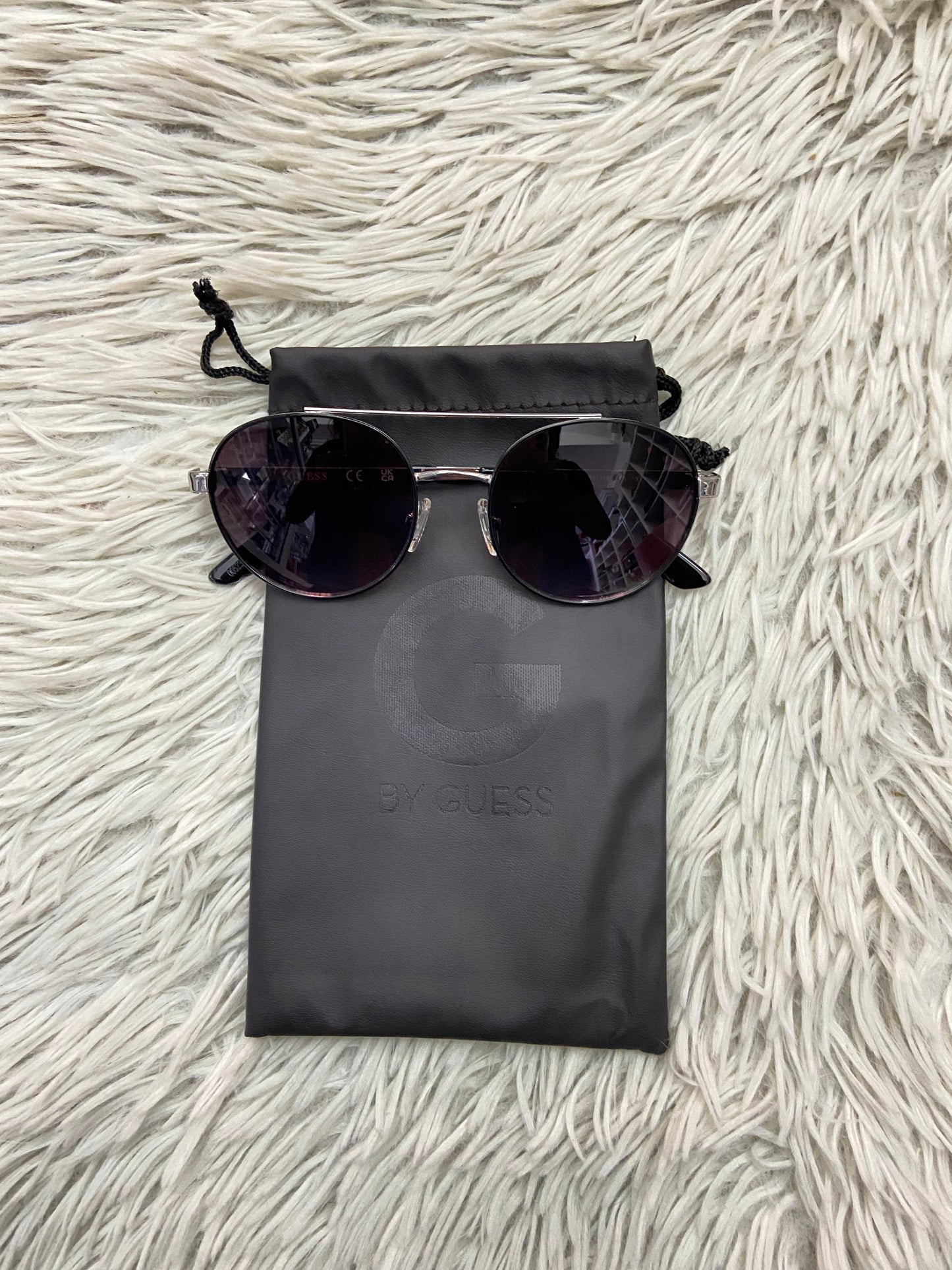 Lentes GUESS original, con protección UV 100-400 para proteger tu visión. Negro, montura plateada y micas oscuras.