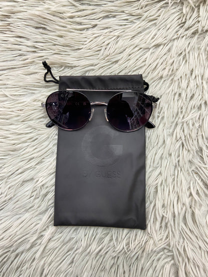 Lentes GUESS original, con protección UV 100-400 para proteger tu visión. Negro, montura plateada y micas oscuras.