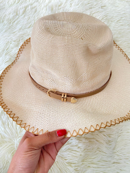 Sombrero, crema con costura en hilo marron y correa en color beige.