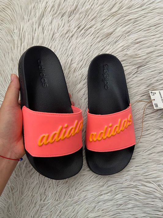 Sandalias ADIDAS Original, en color negra con rosado al frente y letra de la marca en color amarilla Adidas.
