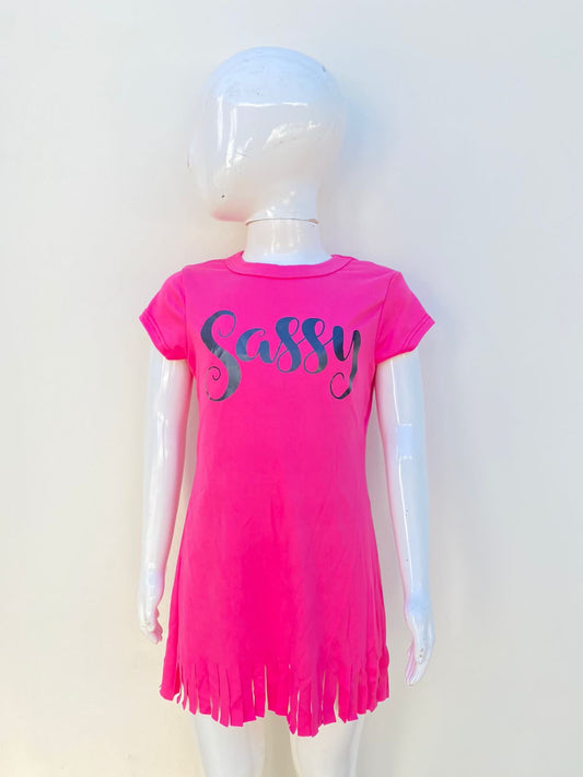 Vestido Fashion Nova original rosado fucsia con letras SASSY ( atrevida ) y tiras en la parte inferior.