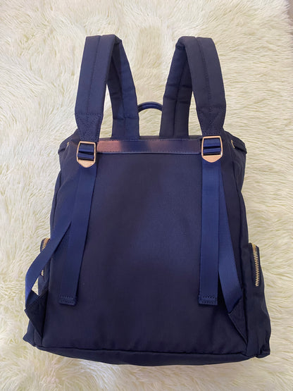 Mochila Tommy Hilfiger original en color azul marino, nombre TOMMY en grande en un bolsillo con el fondo rojo, varios compartimentos, súper espacioso.