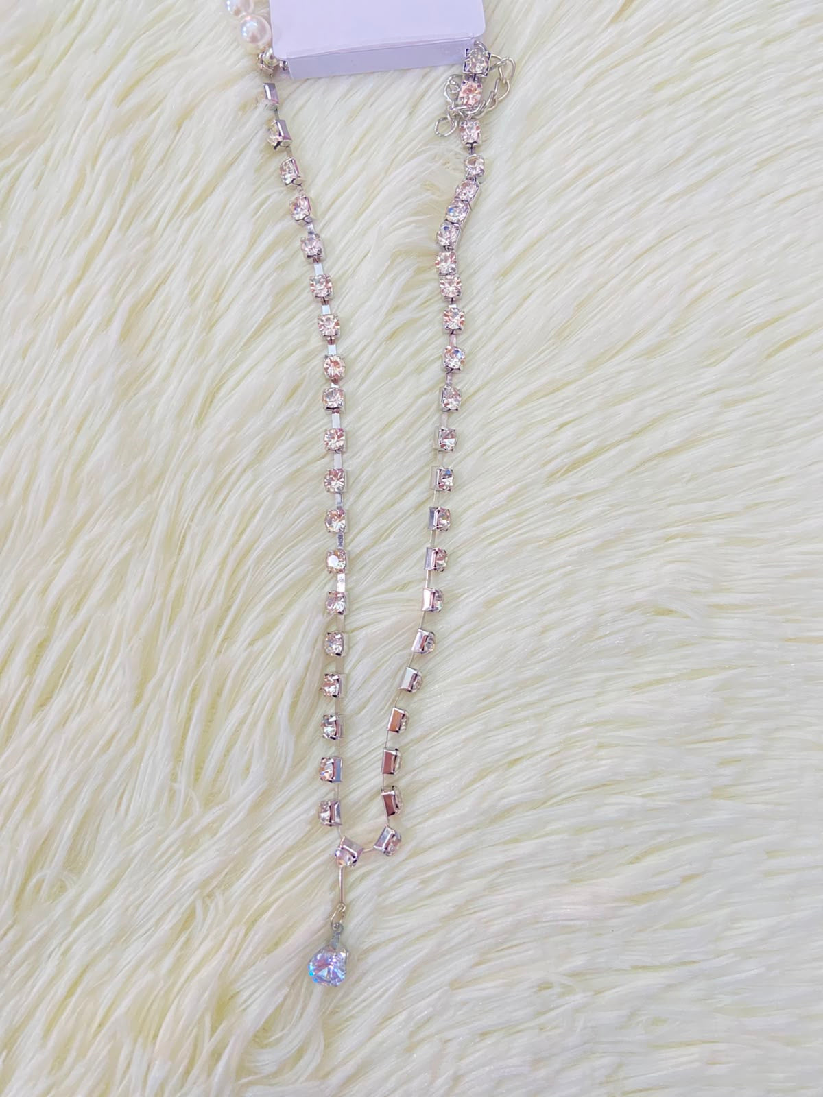Collar doble de perlas y diamantes en color plateado.