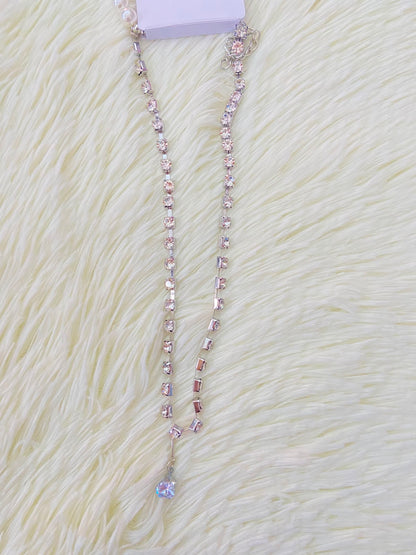 Collar doble de perlas y diamantes en color plateado.
