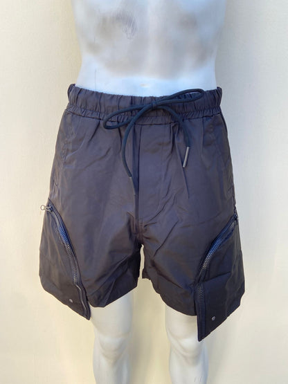 Bermuda, negra con bolsillo en los lados estilo cargo.