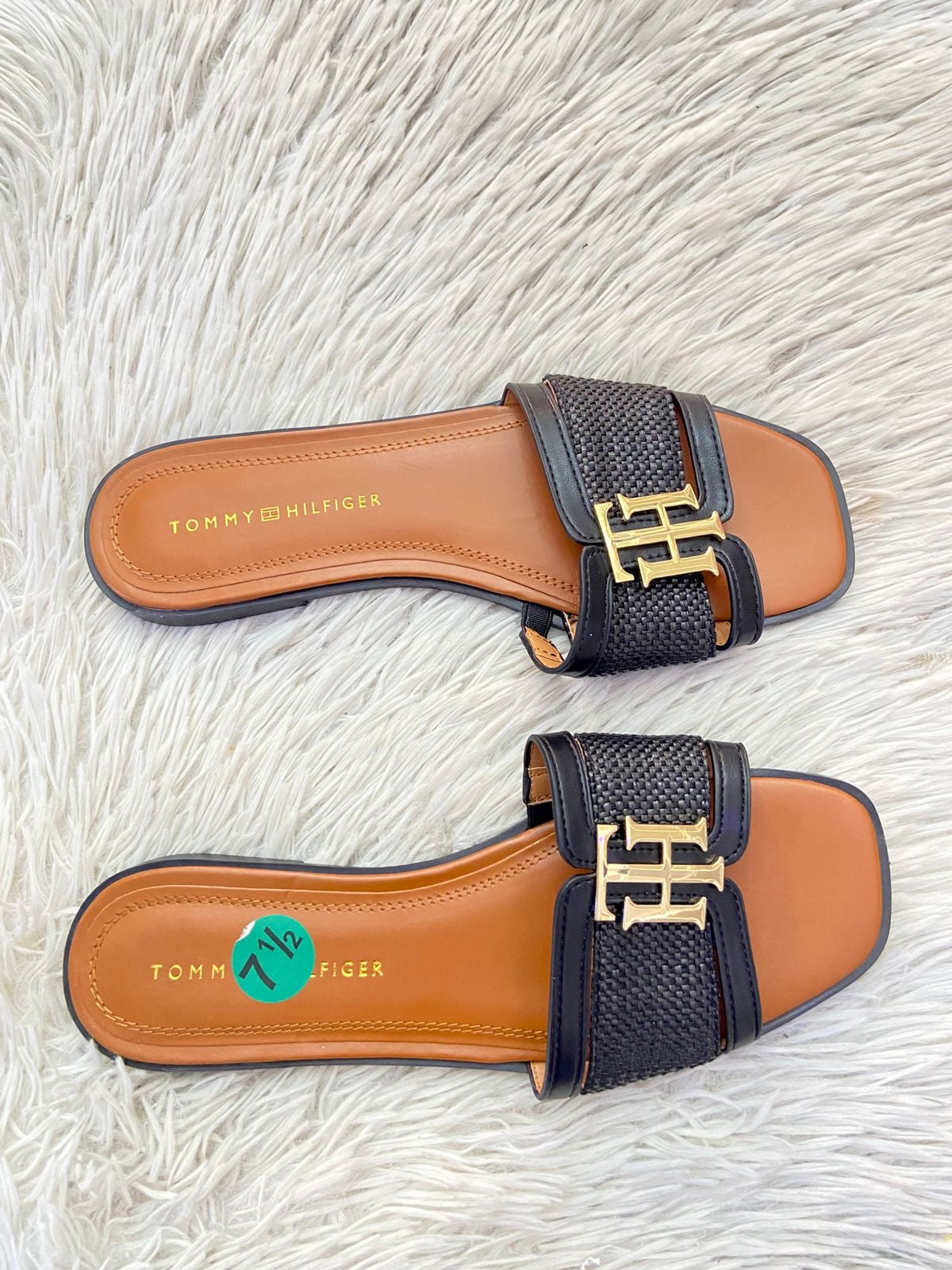 Sandalias Tommy Hilfiger Original en color negro, marron en el interior y placa de la marca en color dorado TH.