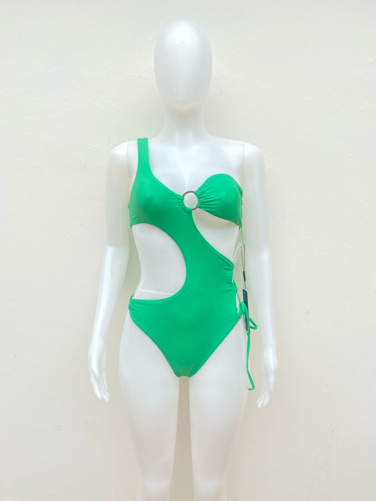 Biquini Fashion Nova Original, Verde con con lazo ajustable en los lados y placa dorada en el centro.
