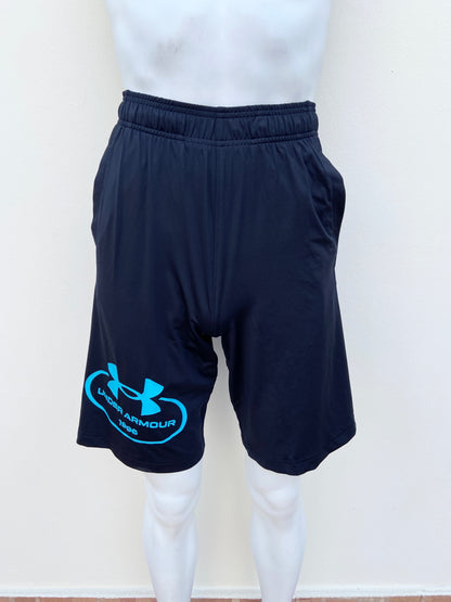 Bermuda Deportiva Under Armour original negra con letras de la marca en azul.