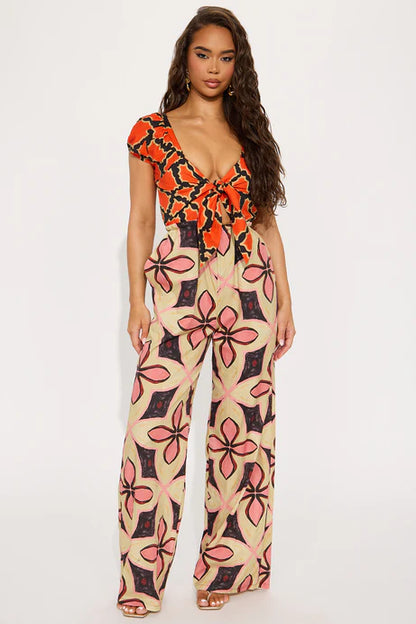 Enterizo, crema con naranja y estampado de flores en colores.