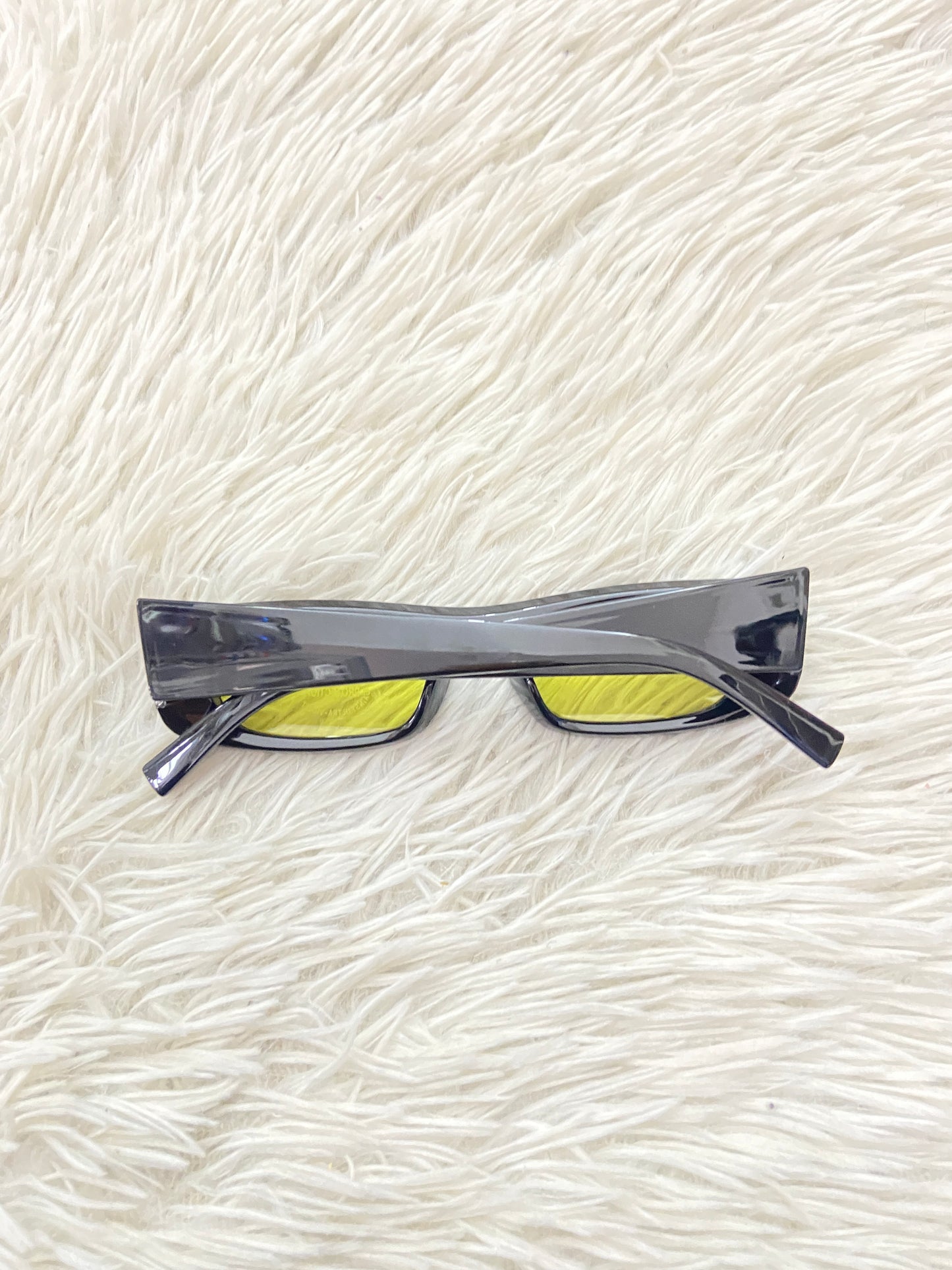 Lentes, negro con micas en color amarillo transparente.