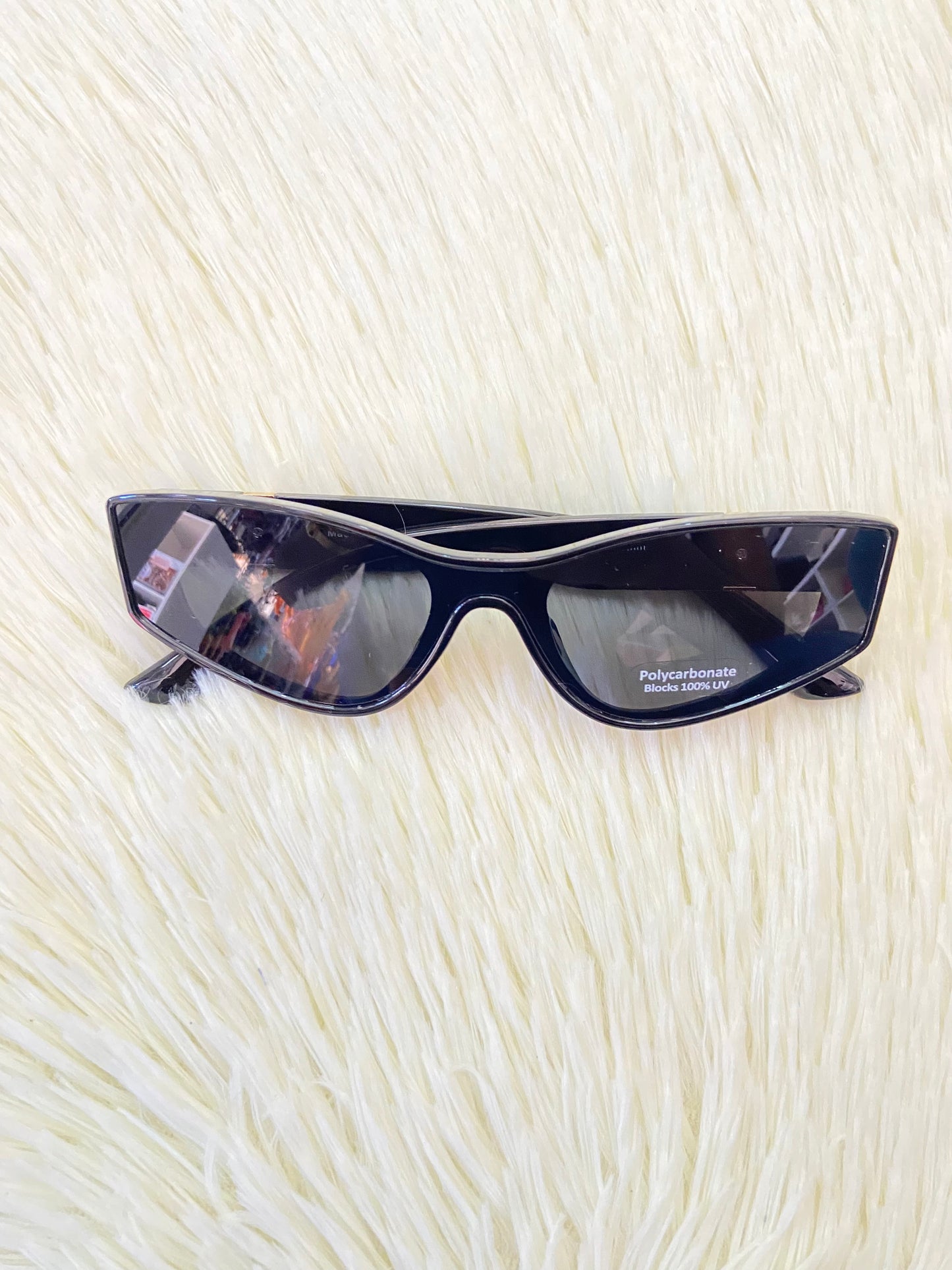 Lentes, negros pequeños estilo gato, con detalles en dorado, con protección UV 100-400.