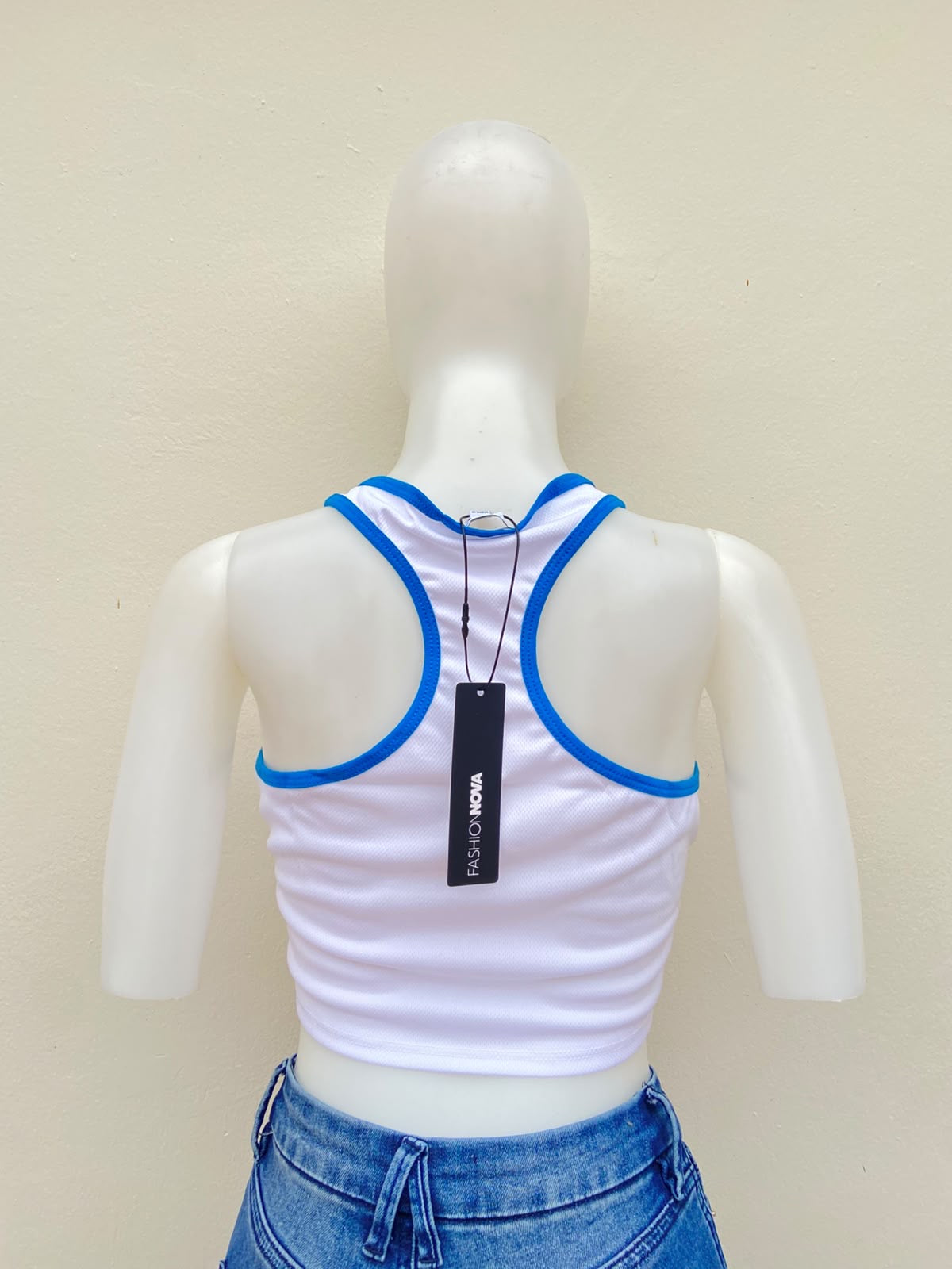 Top blanco, con letras PUERTO RICO en rojo y azul.