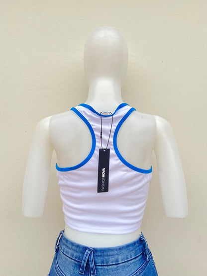 Top blanco, con letras PUERTO RICO en rojo y azul.