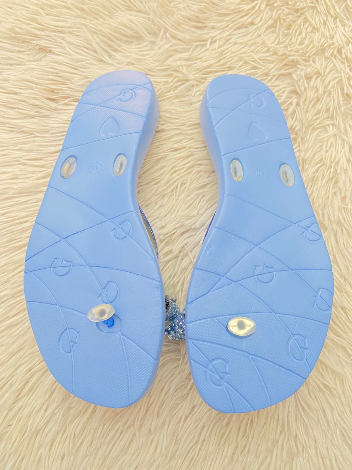 Sandalias GUESS original azul claro con moños en  brillos.