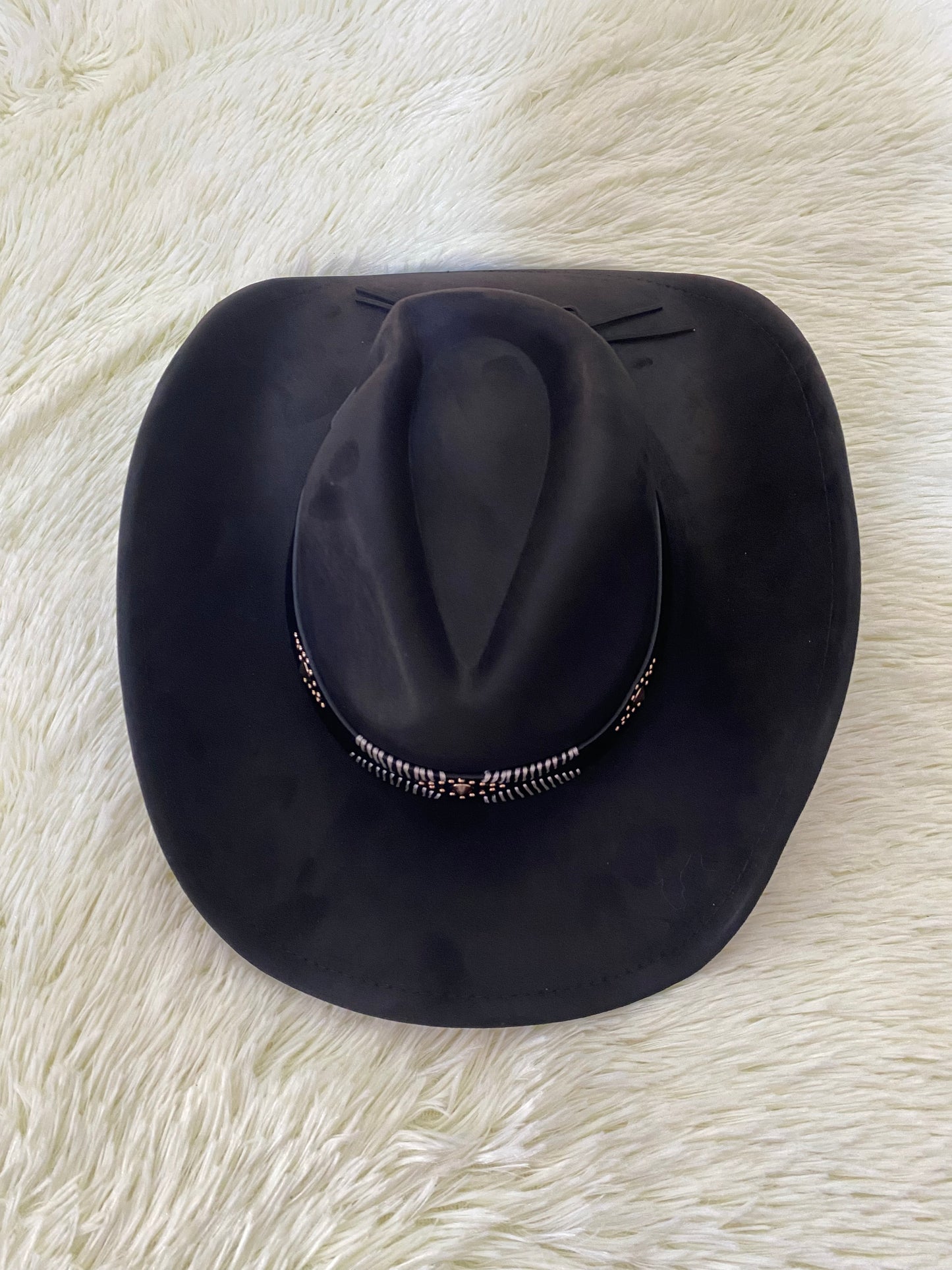 Sombrero, negro con detalles de hilos blancos y detalle de puntos dorados.
