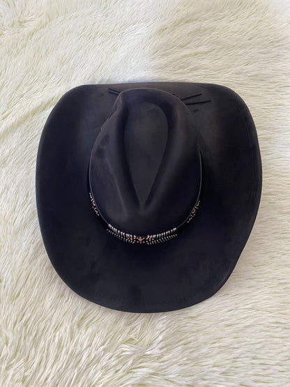 Sombrero, negro con detalles de hilos blancos y detalle de puntos dorados.