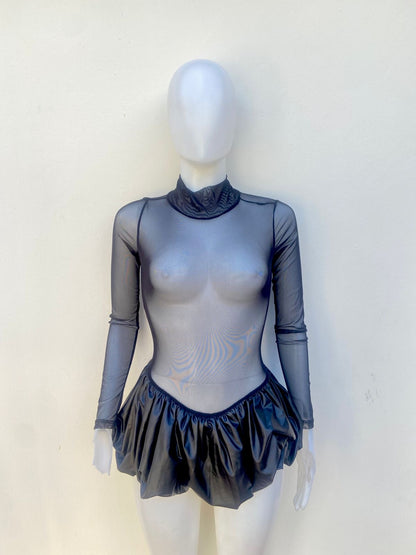 Vestido Mini Fashion Nova doblado burbuja. Cuello tipo mock • Tela transparente arriba