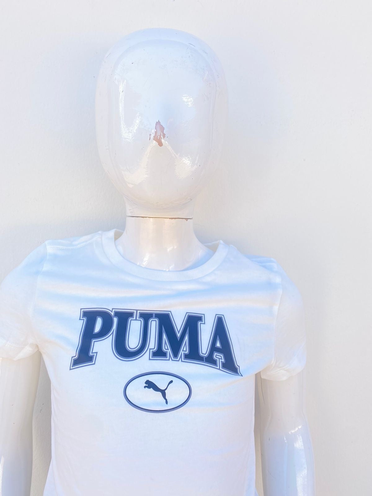 T-shirt Puma original blanco con letras PUMA en negro y un puma en un círculo.