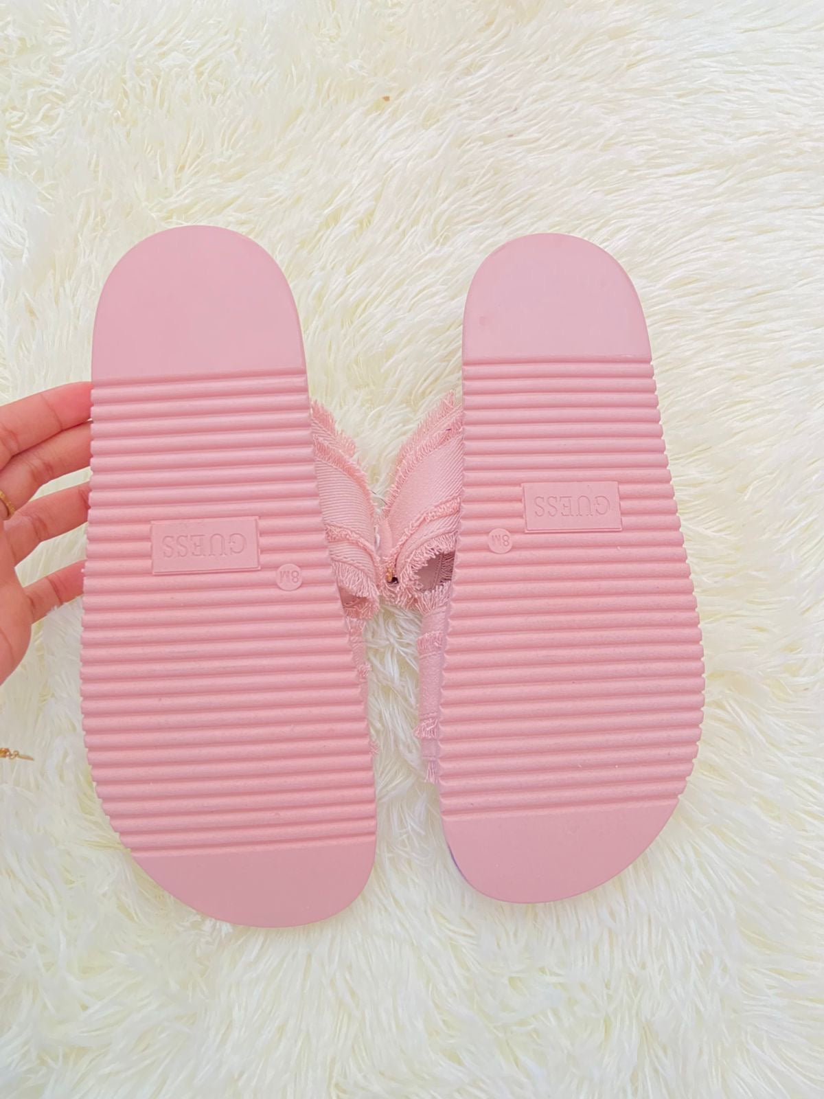 Sandalias GUESS original, color rosado con placa GUESS en dorado y pelusas.
