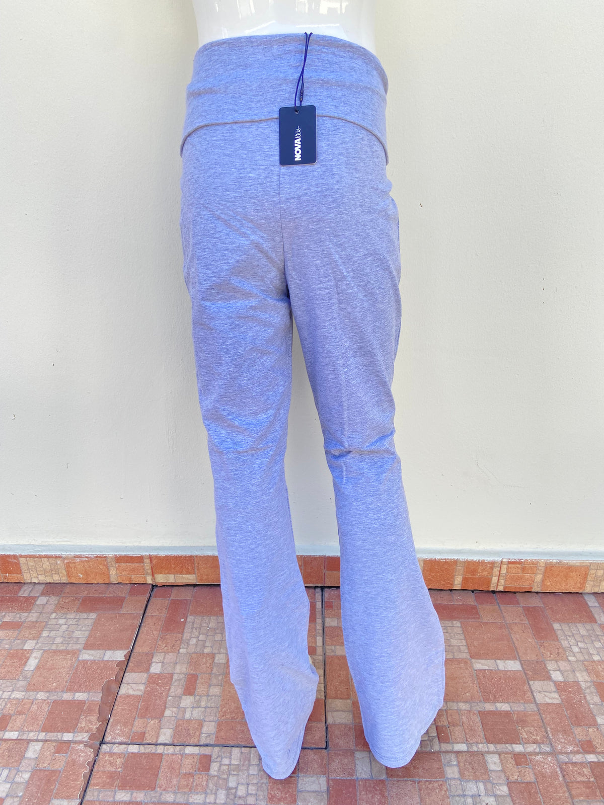 Legging en color gris lisa con doblado en la cintura y campana abajo.