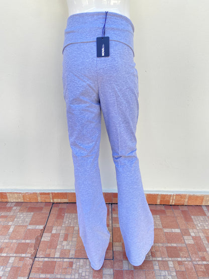 Legging en color gris lisa con doblado en la cintura y campana abajo.