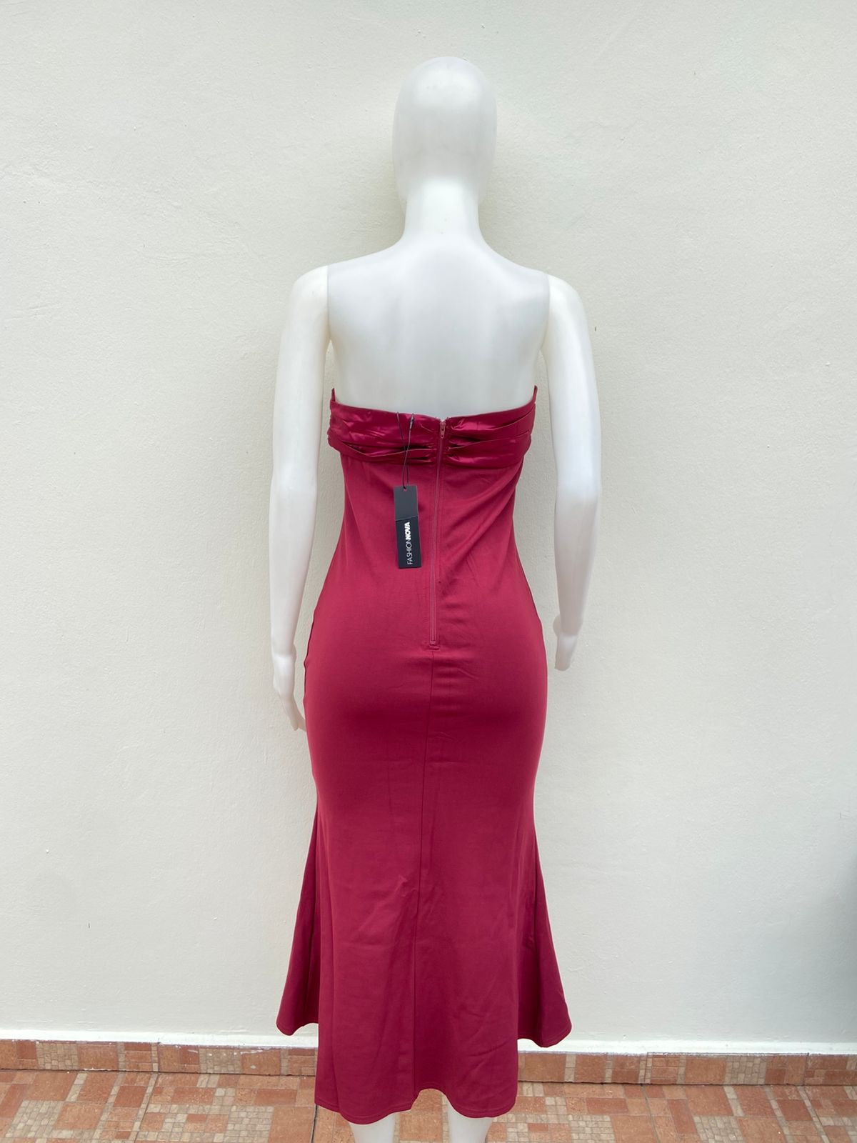 Vestido, rojo vino liso en satin la parte de arriba, strapless, largo.