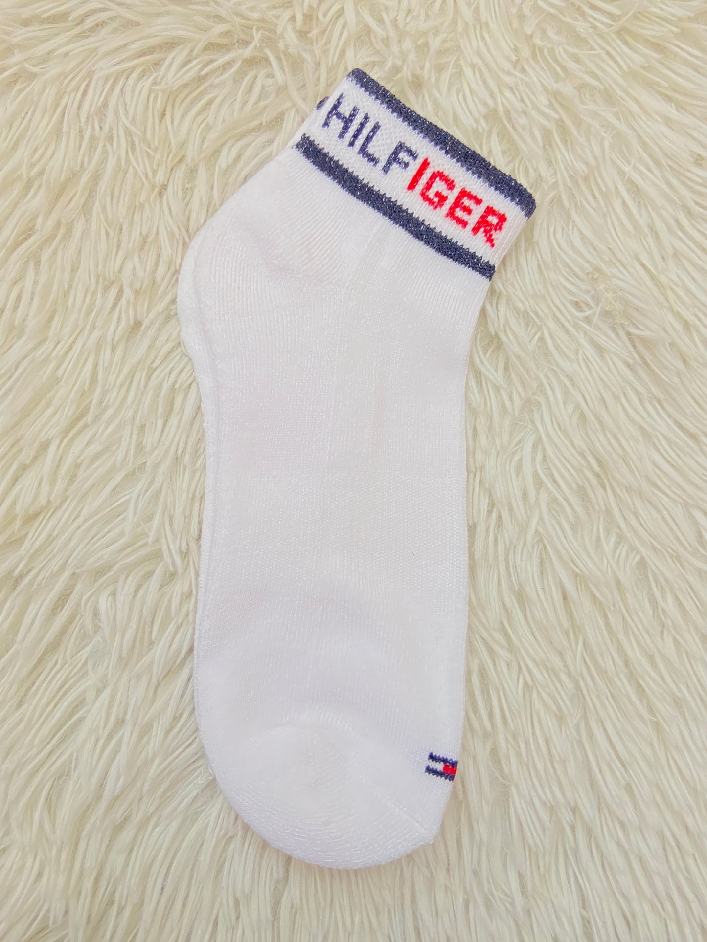 Medias Tommy Hilfiger original blanca, con raya azul arriba y letras HILFIGER.