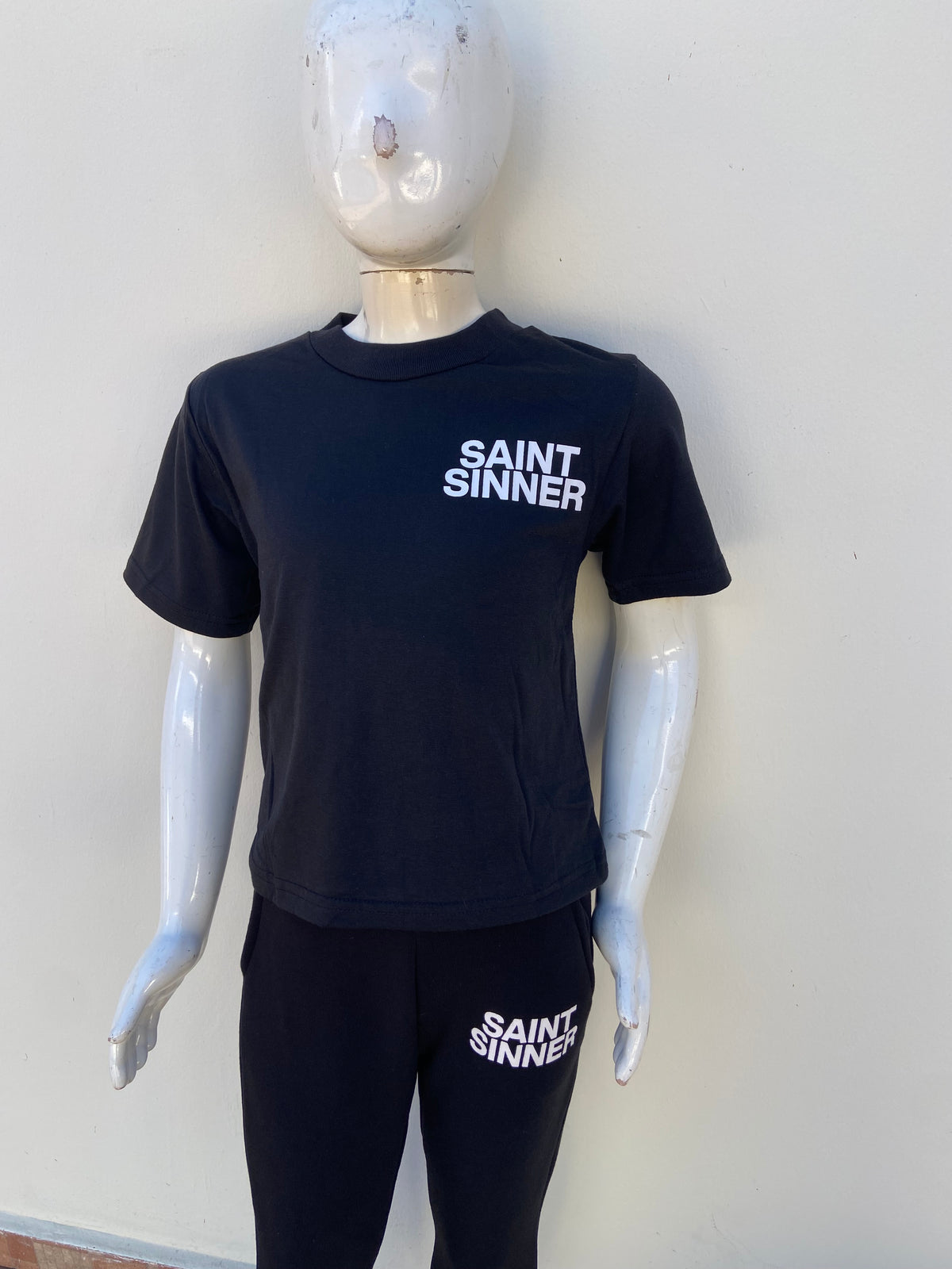 Conjunto, negro con letras en color blanco, SAINT SINNER.