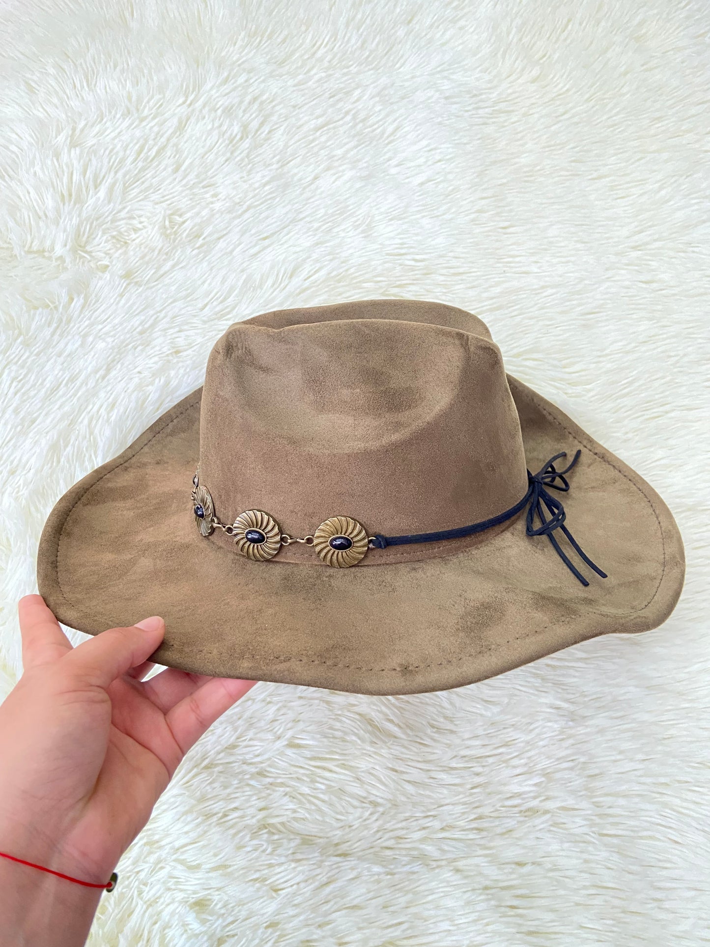 Sombrero color verde oliva, cuerda alrededor con detalles metálicos en bronce.