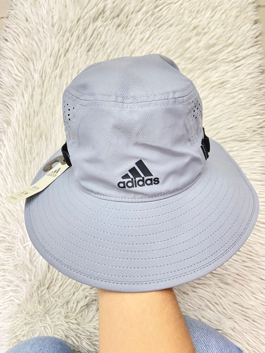 Gorro ADIDAS Original, en color gris con logotipo de la marca al frente en color negro y lazo ajustable. Small/Medium