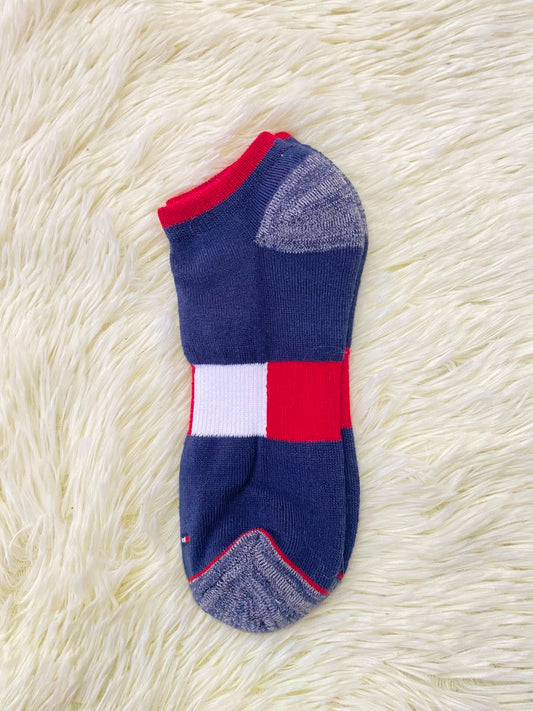 Medias TOMMY HILFIGER original, azul marino con la bandera de la marca en frente.