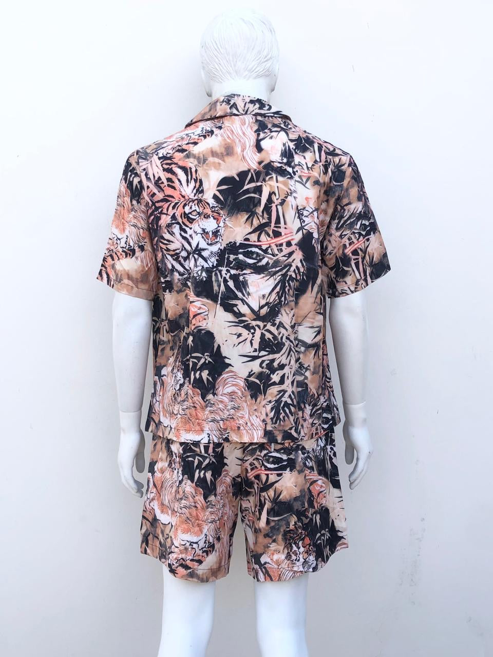 Conjunto, Marrón con estampado de palmeras en negro y naranja.