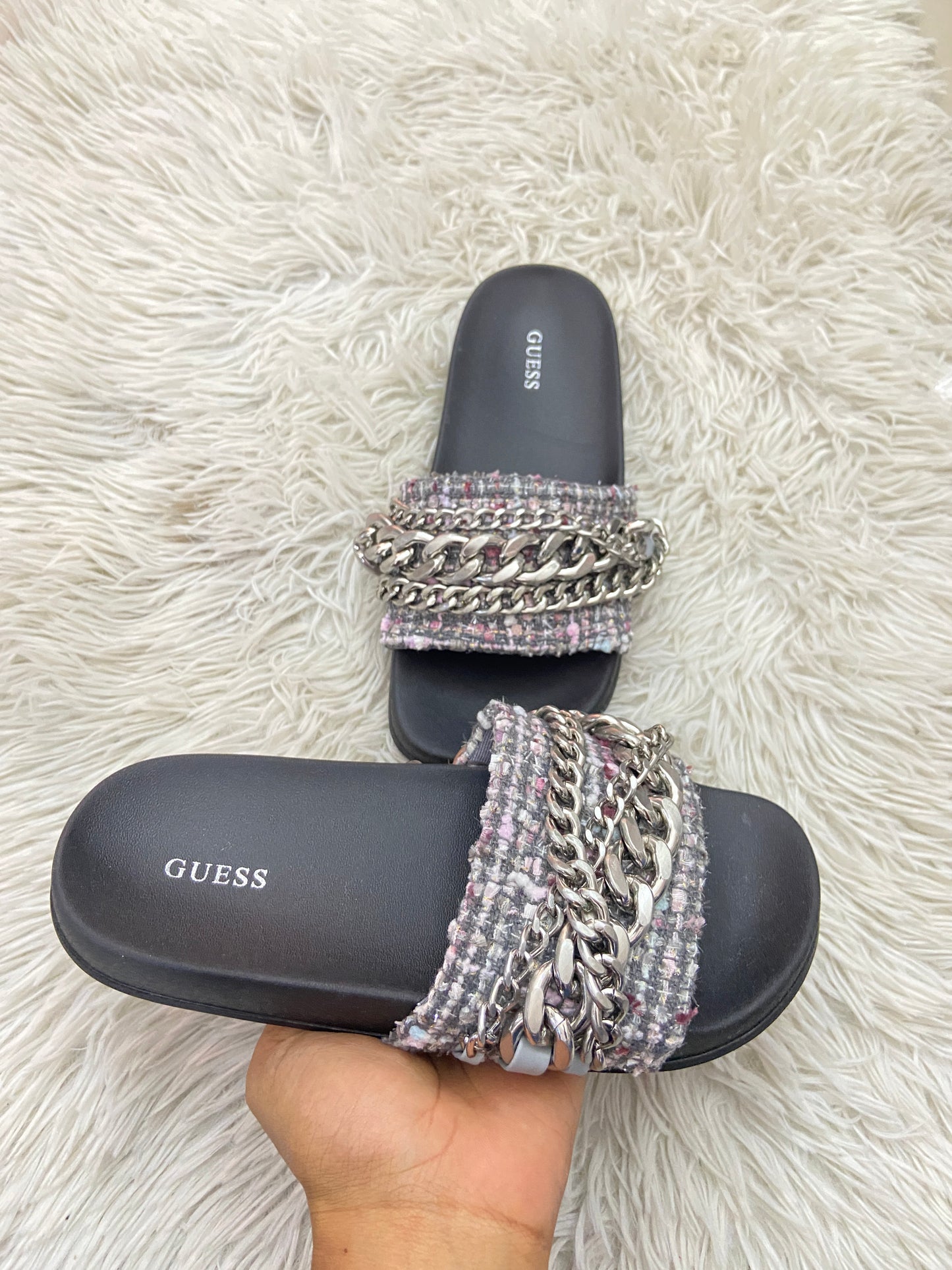 Sandalias Guess original negra con detalles de cadenas en color plateado.