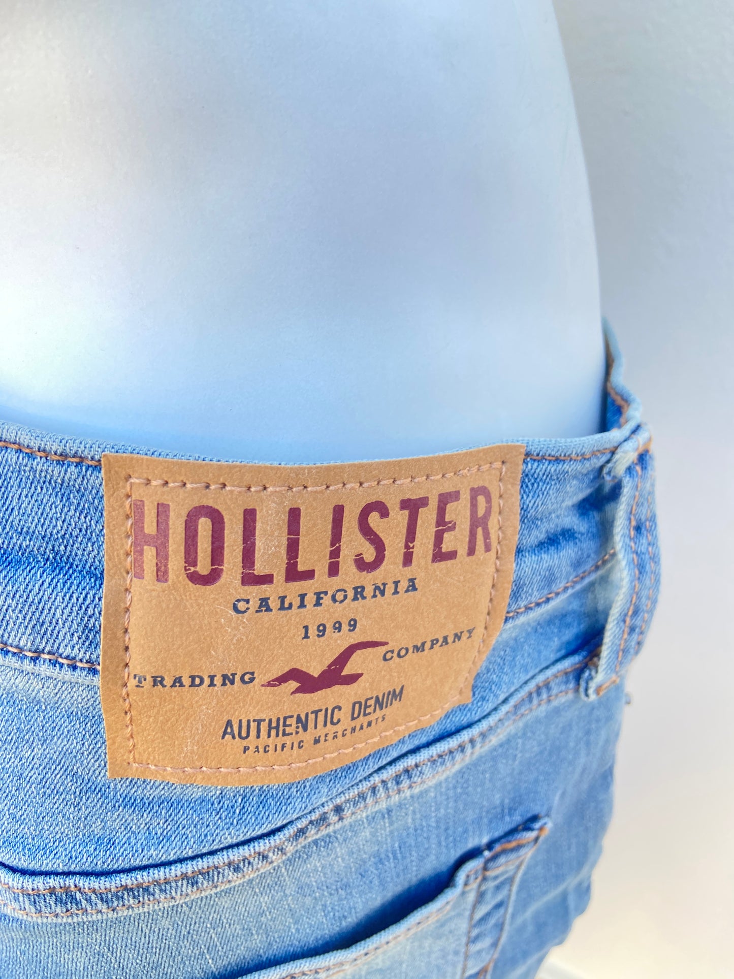 Pantalón Jean Hollister original azul claro con rasgados tapados, ATHLETIC SKINNY.