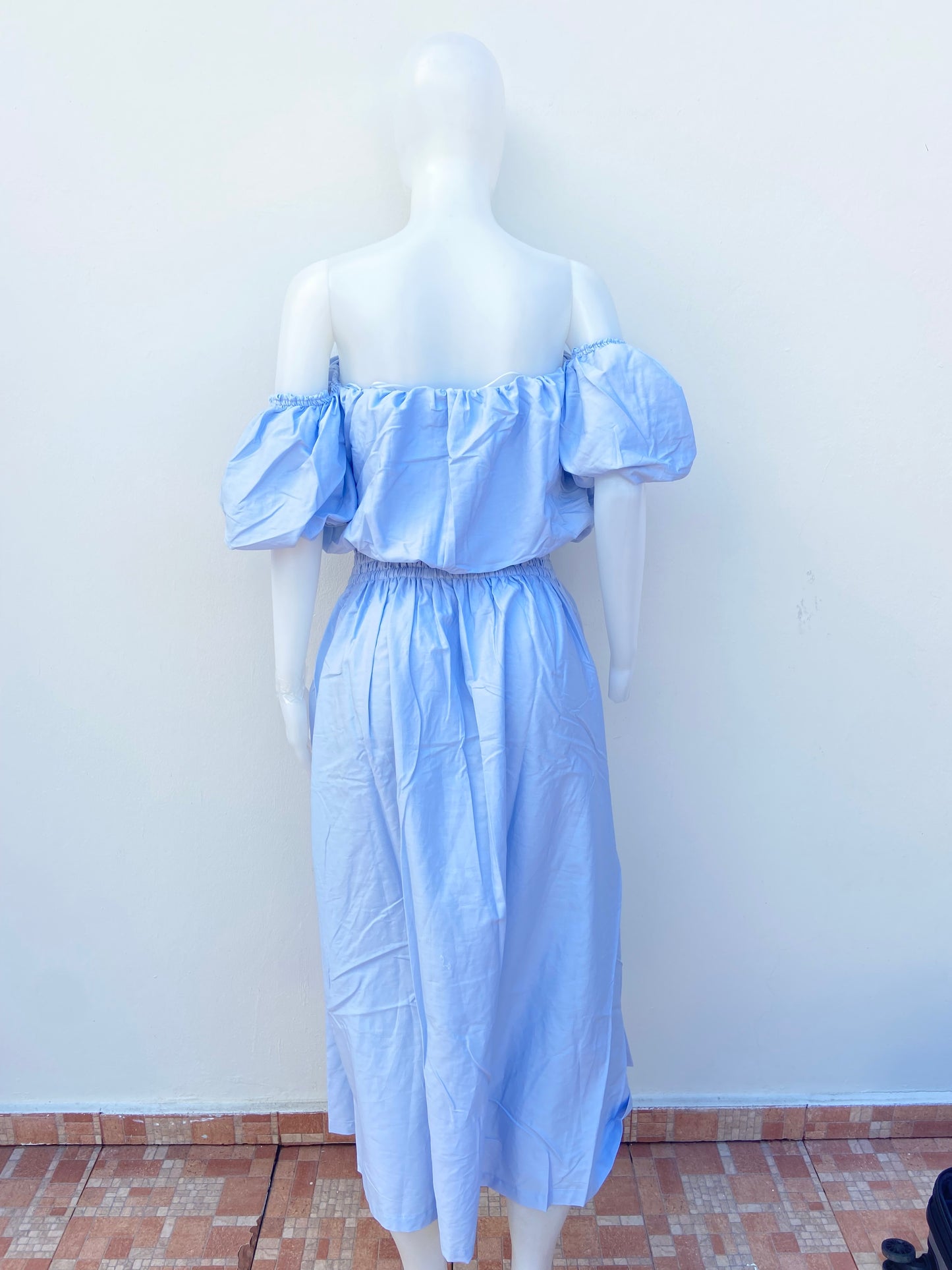 Conjunto HAUTE MONDE original, azul claro opaco, de falda y top.