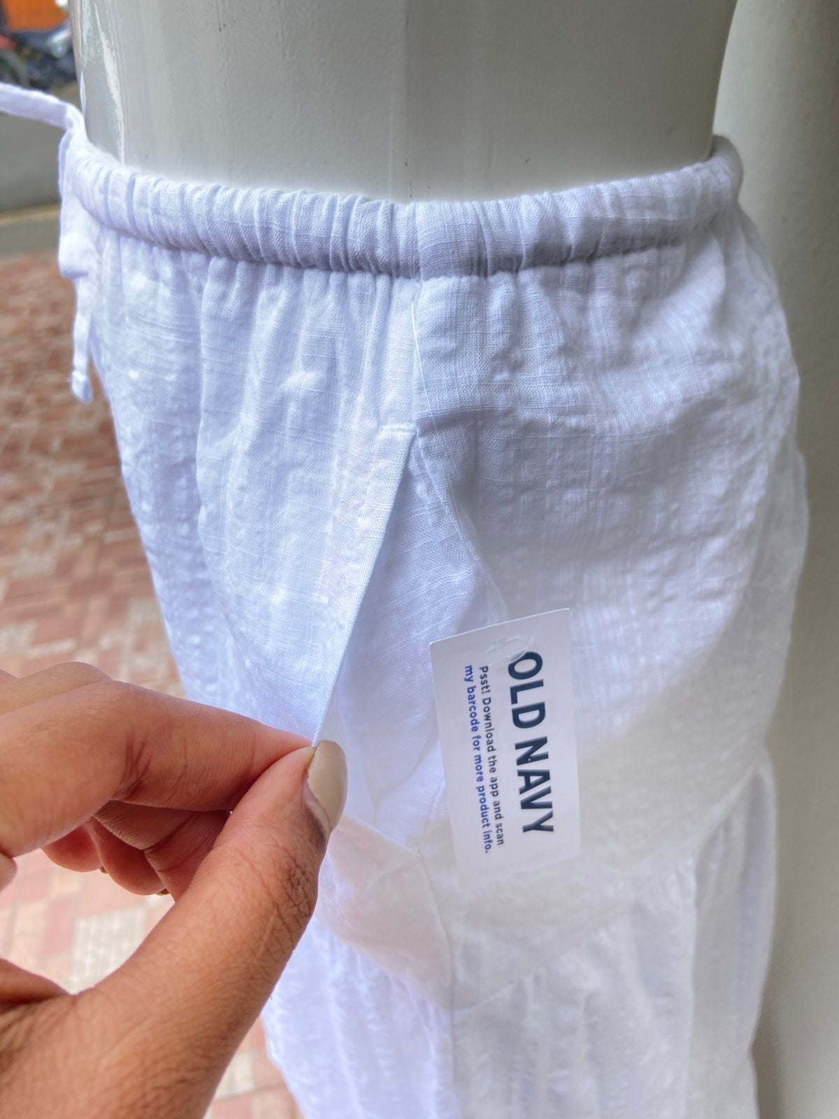 Falda OLD NAVY Original, en color blanco lisa con lazo ajustable al frente.