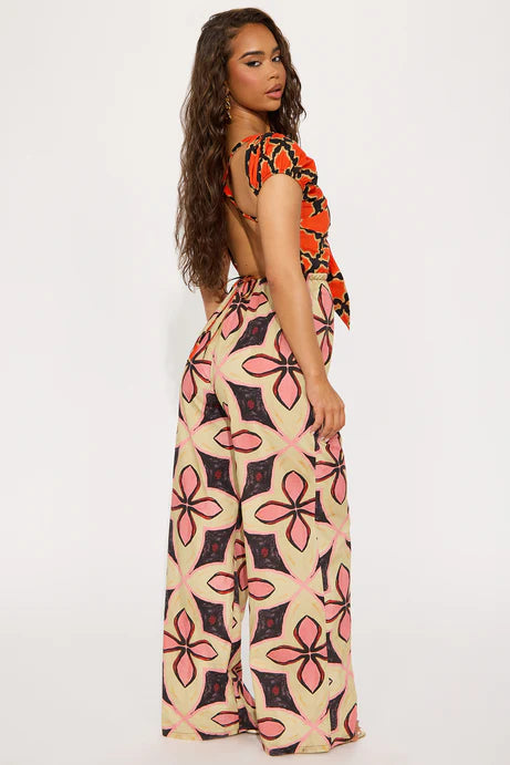 Enterizo, crema con naranja y estampado de flores en colores.