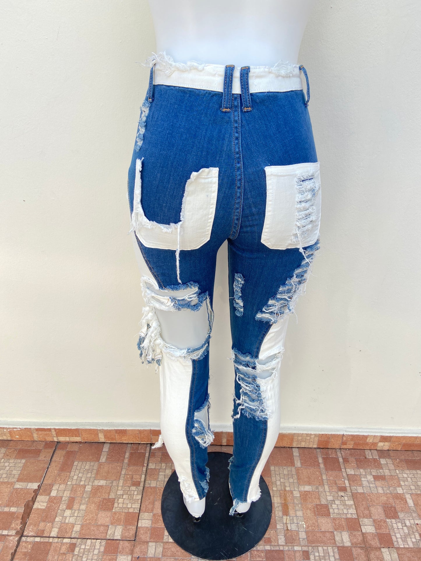 Pantalon Jean Fashion Nova original azul marino y blanco con rasgados y bolsillos en color blanco.