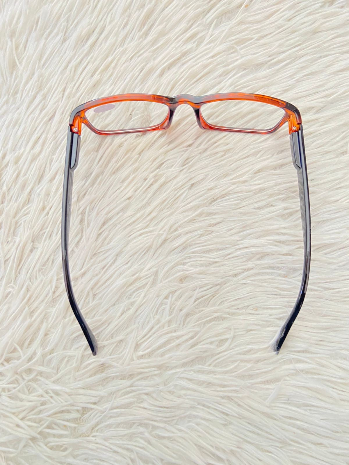 Lentes en color marron con estampado de animal print, micas claras y marco negro. pequeño