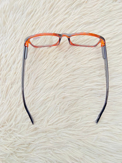 Lentes diseñados con protección UV 100-400 para proteger tu visión. Marron con animal print, micas claras y marco negro.