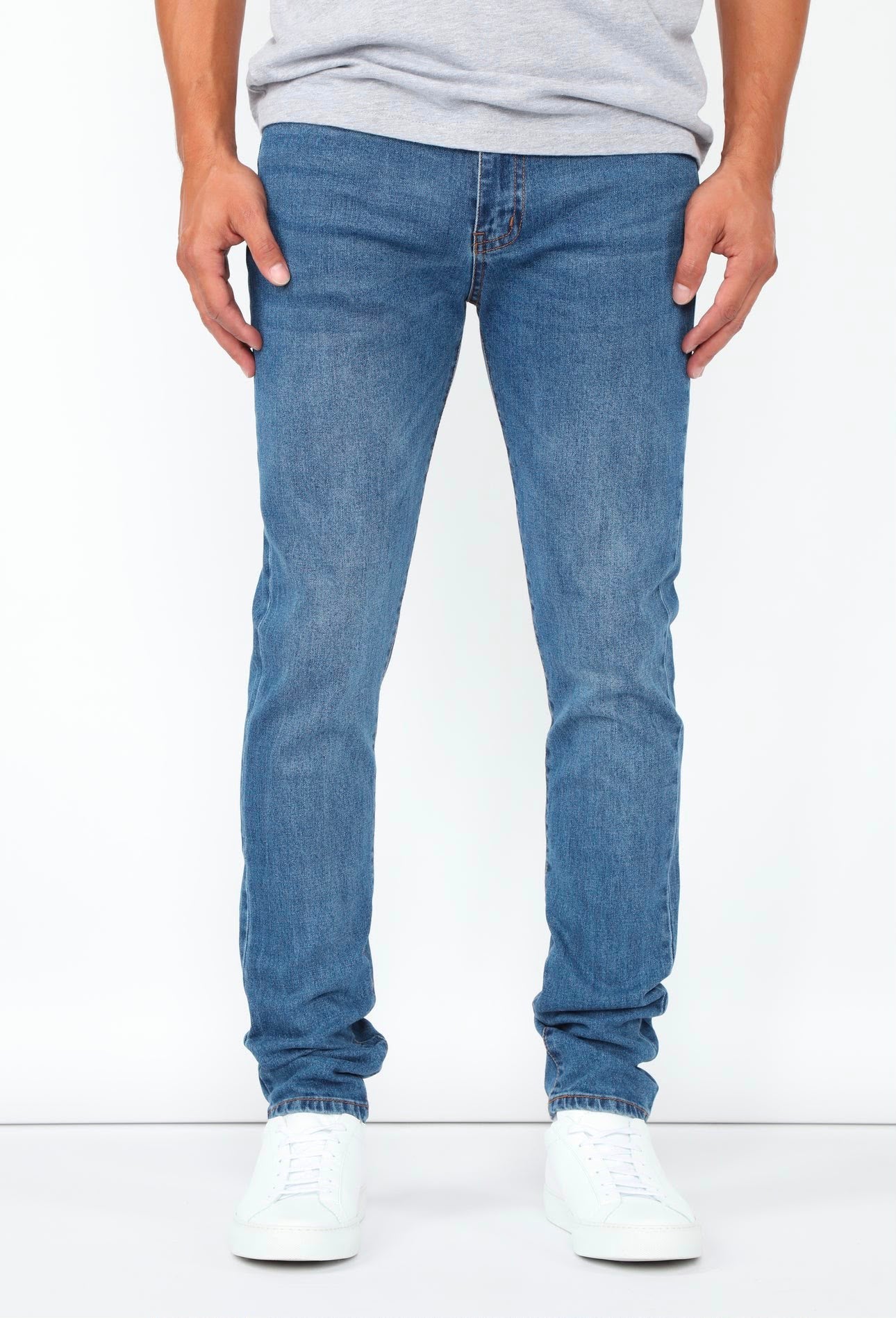 Pantalon jean, color azul con degradado blanco en el rodillas.