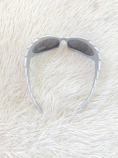 Lentes diseñados con protección UV 100-400 para proteger tu visión. Plateado con micas gris.