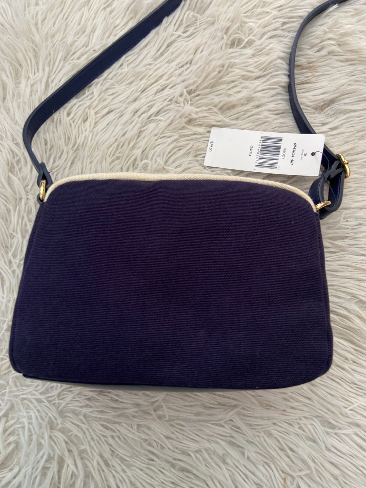 Cartera/ Crossbody TOMMY HILFIGER original, azul marino con raya en rojo y letras TOMMY en color blanco.