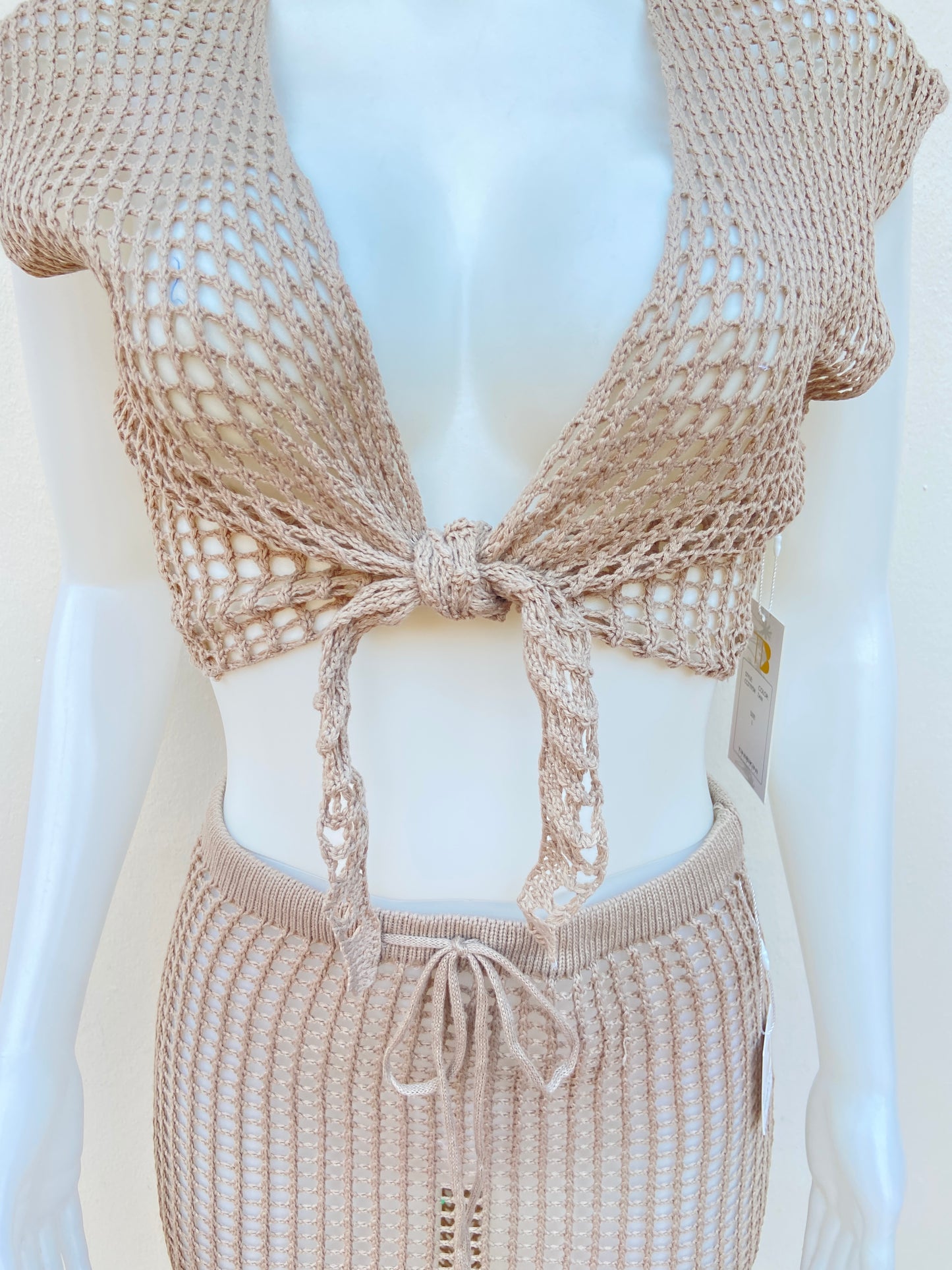 Conjunto Tini Bikini Swimwear original color crema en estilo tejido y abierto en la falda, cover Up.