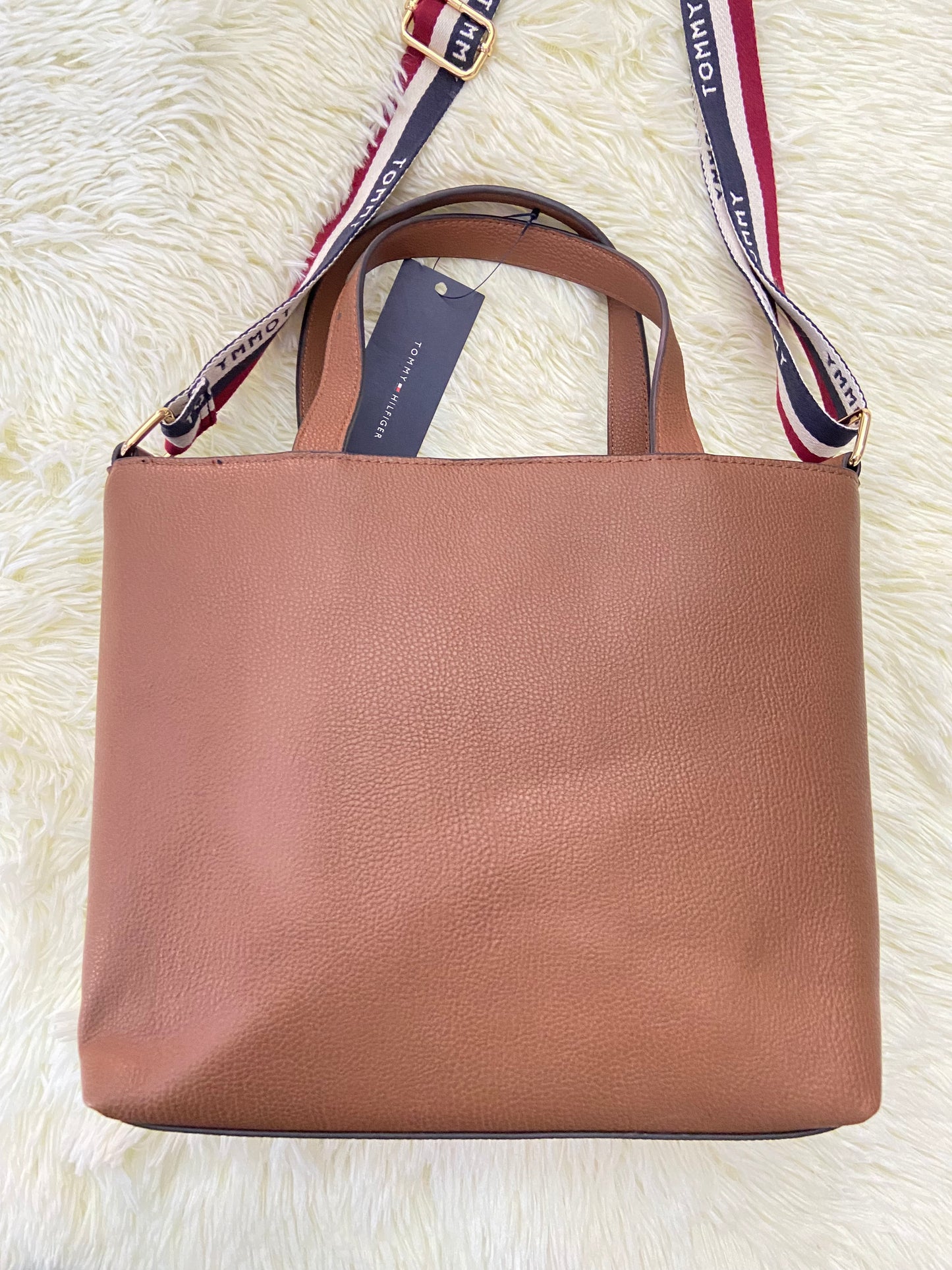 Cartera/ Crossbody TOMMY HILFIGER original, grande, marron claro con placa TOMMY en dorado y varios compartimentos dentro.