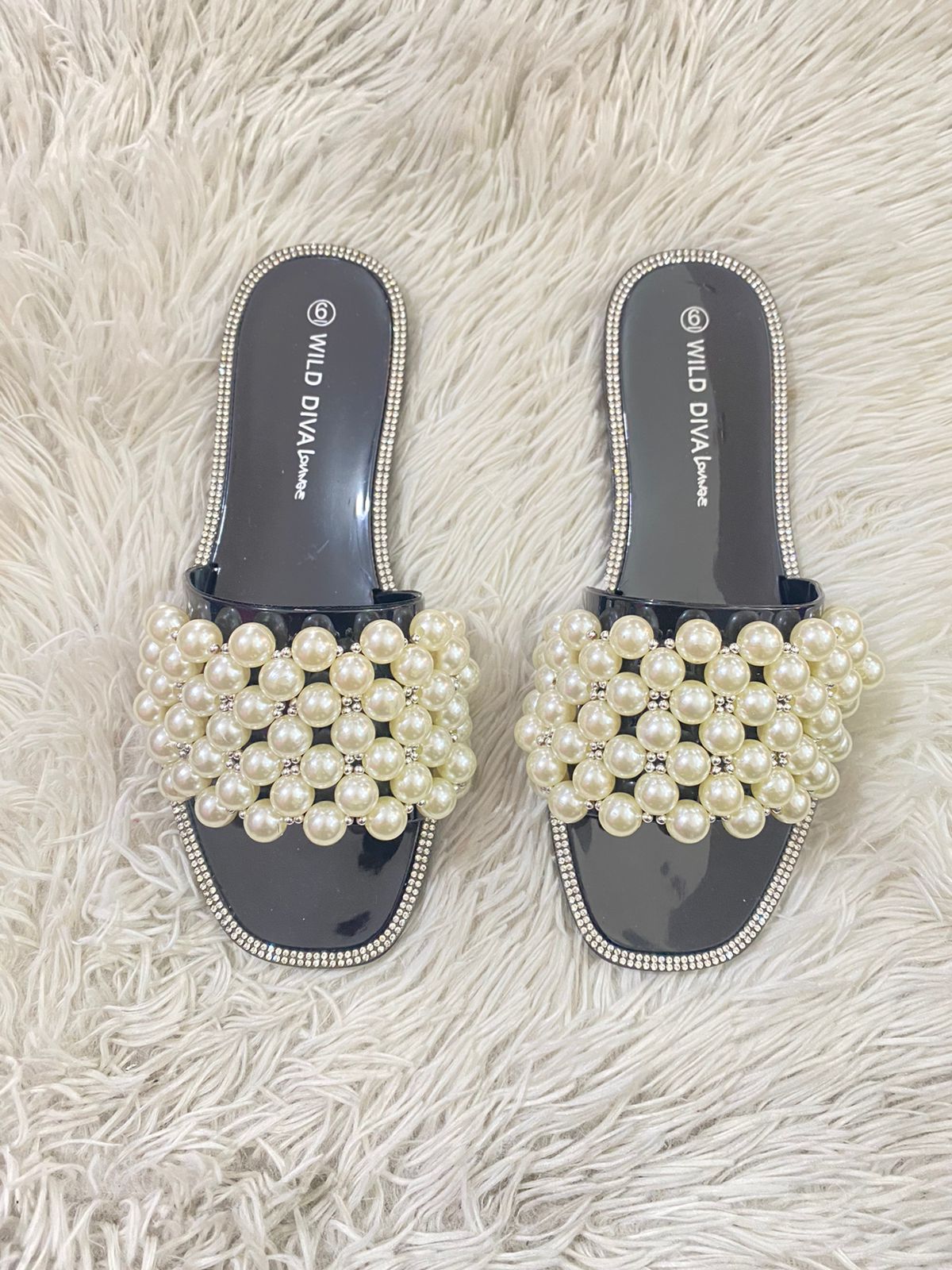 Sandalias WILD DIVA original negra con perlas en frente.