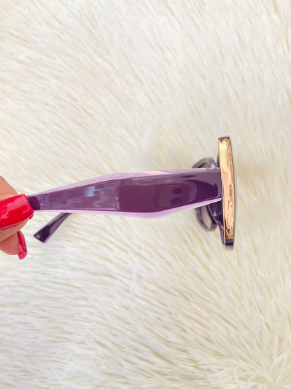 Lentes, morado oscuro con micas negras y detalles en dorado,protección UV de 100-400.