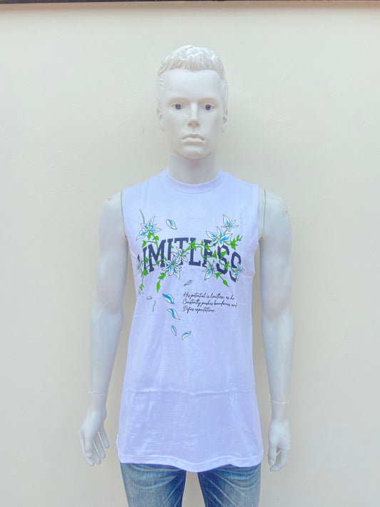 Franela blanca con letras al frente en color negro y flores verdes y azules LIMITLESS