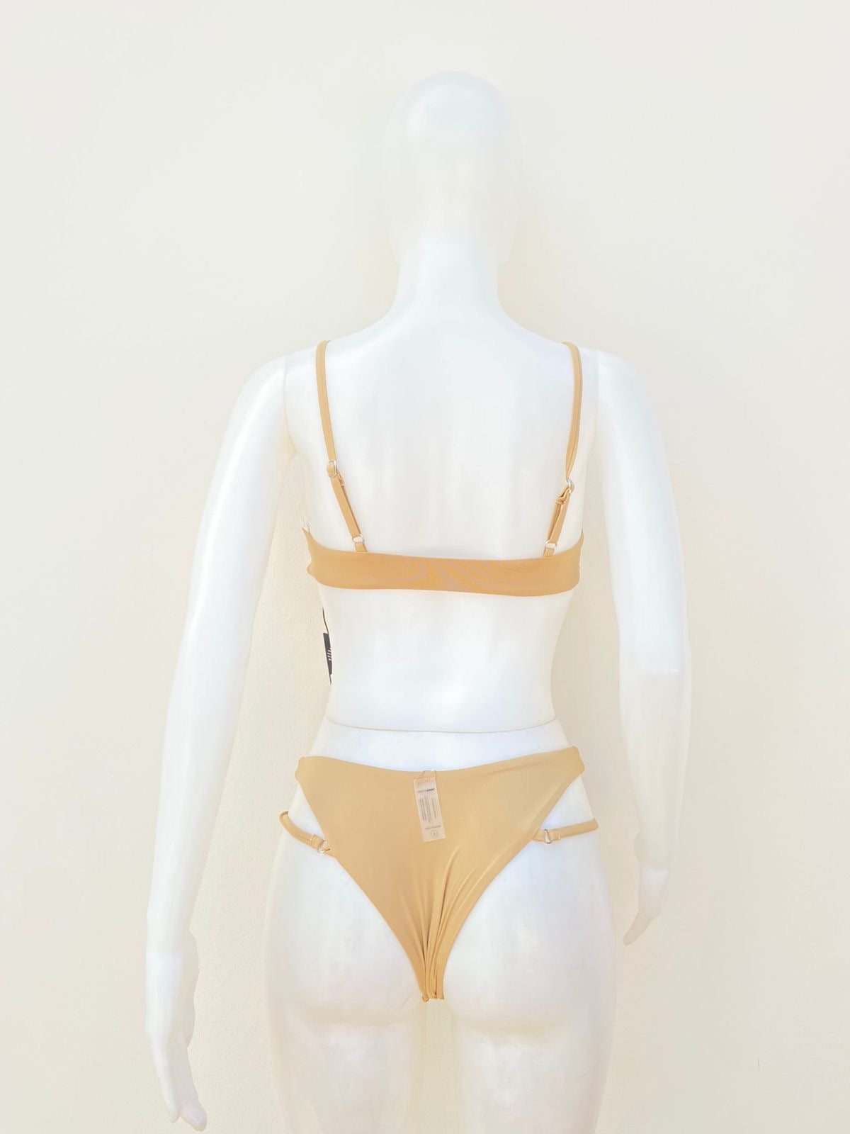 Biquini, crema liso con tiras en los lados.